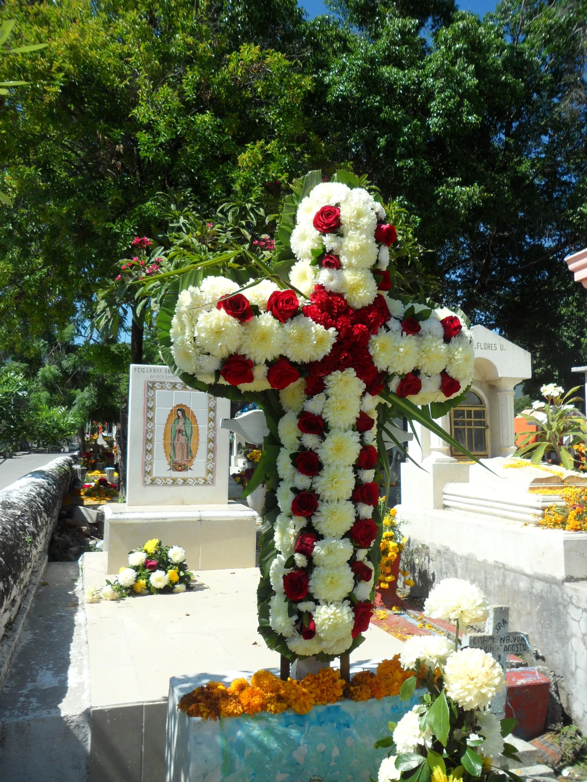 tumba de flores - Cómo se llama donde se ponen las flores en el cementerio