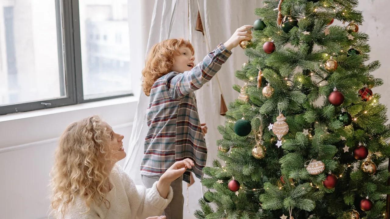 Árbol de Navidad adornado con flores: una combinación perfecta - Cuál es la fecha exacta para poner el árbol de Navidad arbol de navidad adornado con flores - Cuál es la fecha exacta para poner el árbol de Navidad