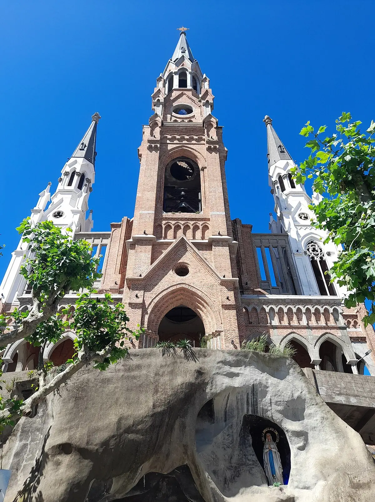 iglesia de lourdes flores telefono - Cuándo se construyó la iglesia de Lourdes