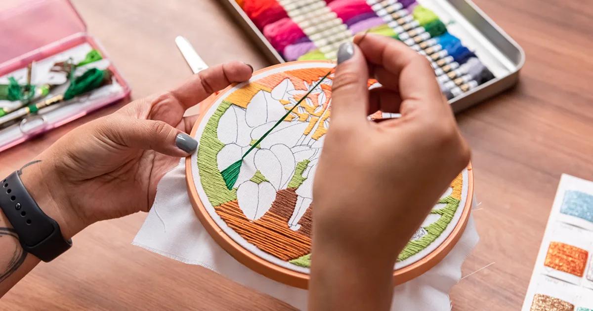Cómo bordar flores: Una tutorial paso a paso - Qué es la técnica del bordado a mano como bordar flores - Qué es la técnica del bordado a mano