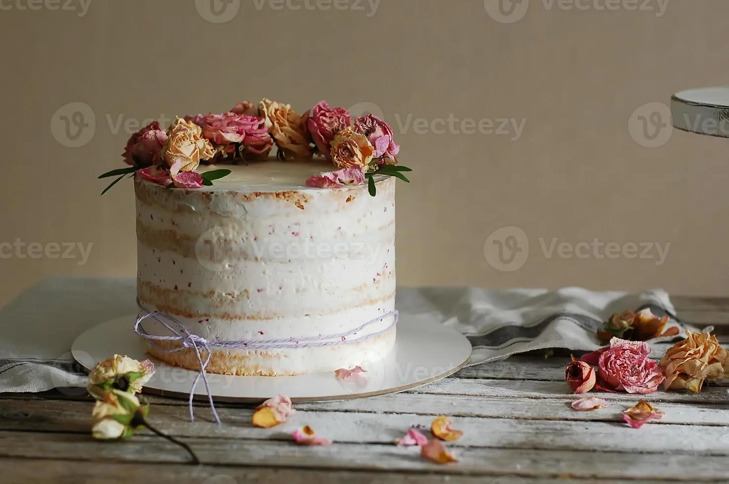 tarta blanca con flores - Qué es una tarta en España