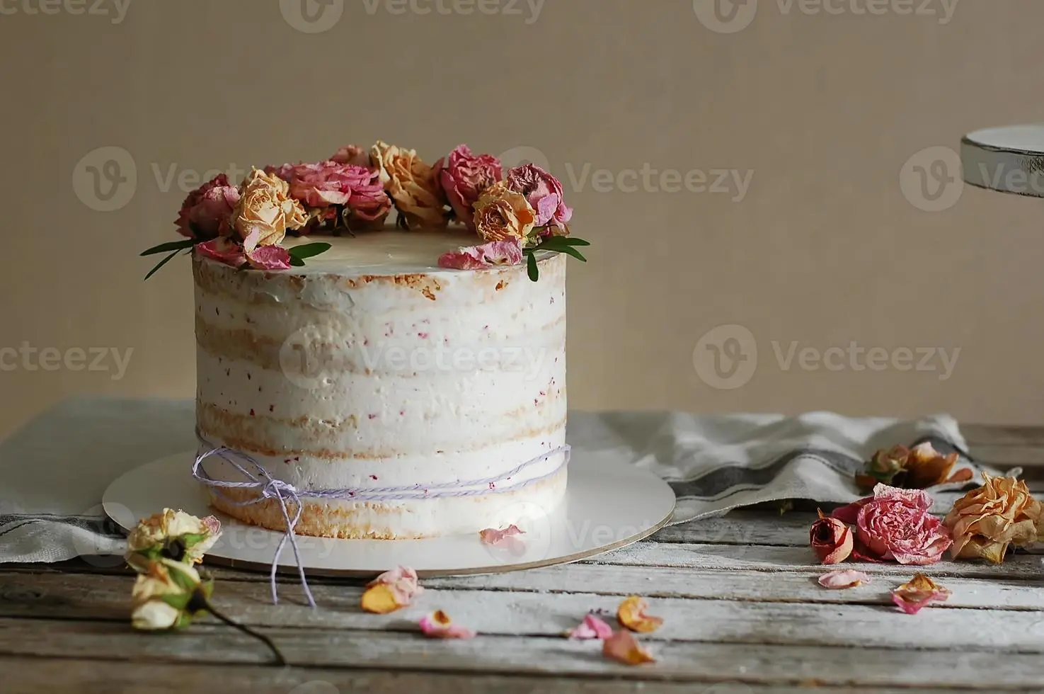 Tarta Blanca con Flores: Una Delicia Decorativa - Qué es una tarta en España tarta blanca con flores - Qué es una tarta en España