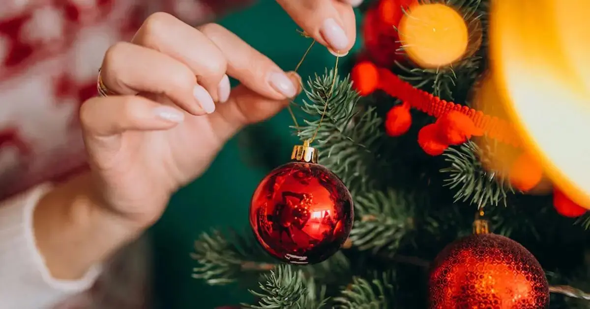 Árbol de Navidad adornado con flores: una combinación perfecta - Que hay que poner en el árbol de Navidad arbol de navidad adornado con flores - Que hay que poner en el árbol de Navidad