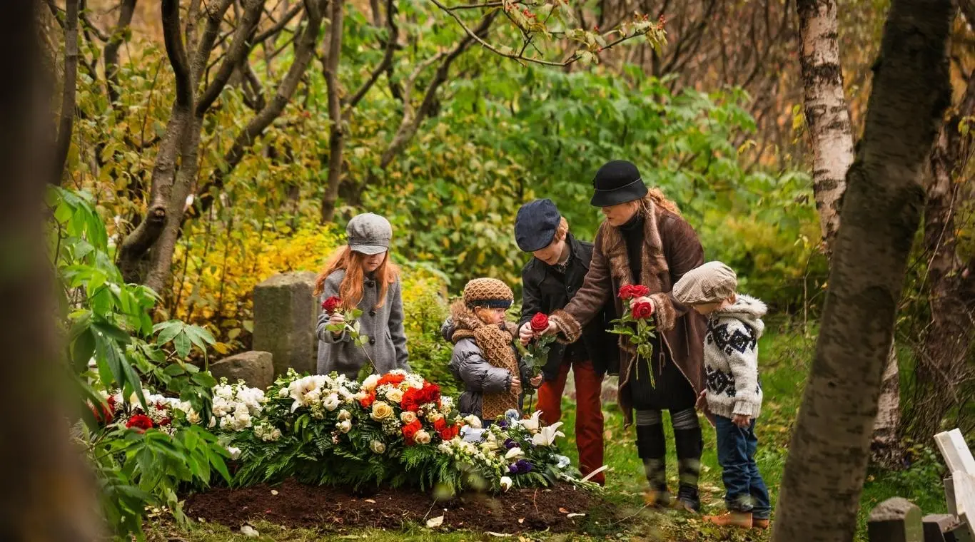 que dice la biblia sobre llevar flores a los muertos - Qué significa ir al cementerio y visitar a nuestros seres queridos