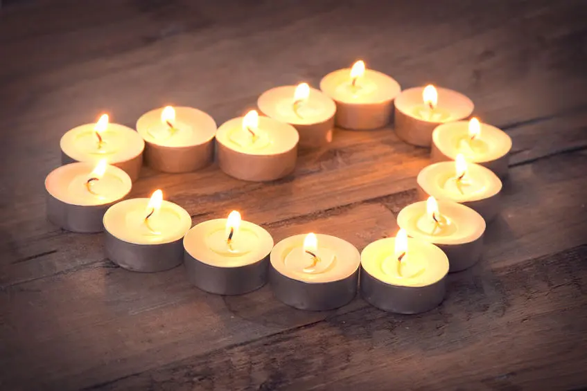 cena romantica con velas y flores - Qué significan las velas en una cena romantica