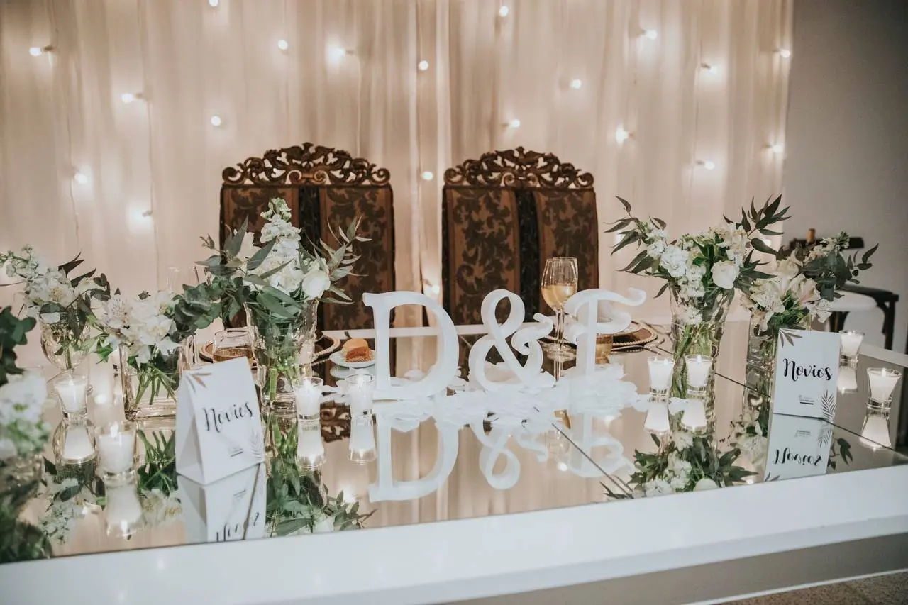 Decoración de mesa de novios con flores: Una forma de personalizar tu boda - Qué va en la mesa de los novios decoracion de mesa de novios con flores - Qué va en la mesa de los novios